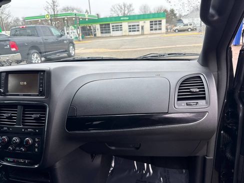 Used 2016 Dodge Grand Caravan SE image 30