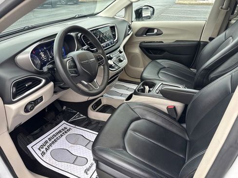 Used 2024 Chrysler Pacifica Touring-L FWD image 22