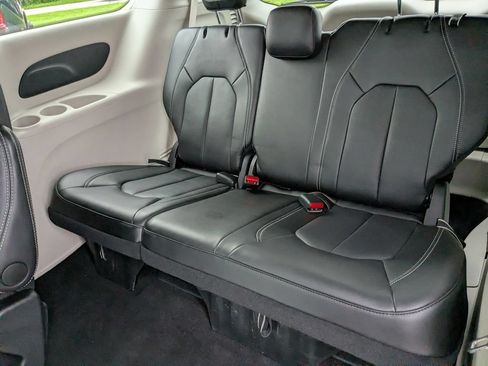 Used 2024 Chrysler Pacifica Touring-L FWD image 25