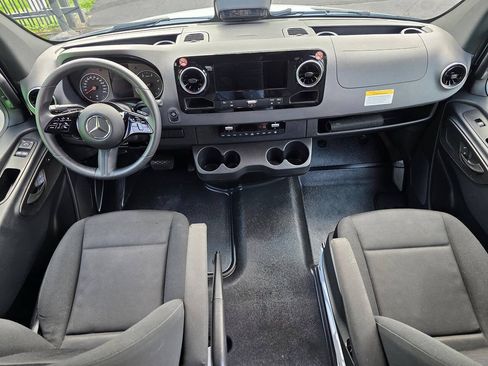 Used 2025 Mercedes-Benz Sprinter 2500 image 8