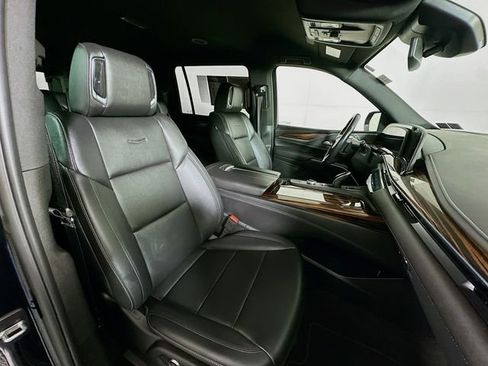 Used 2024 Cadillac Escalade ESV Luxury image 31