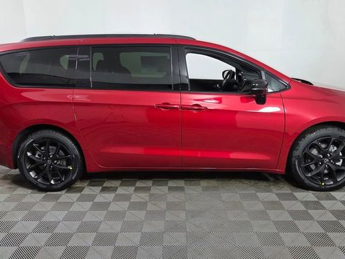 New 2026 Chrysler Pacifica Select image 8