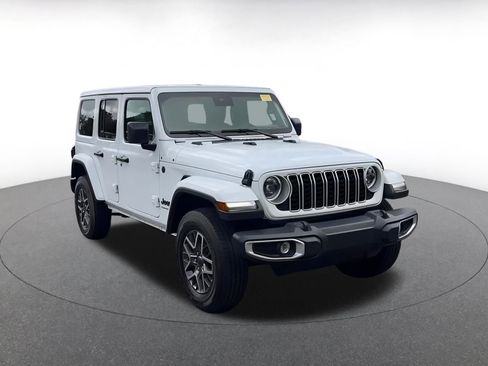 Used 2025 Jeep Wrangler Sahara image 2