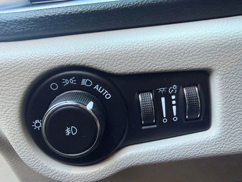 Used 2023 Chrysler Pacifica Limited image 11