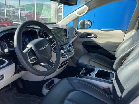 Used 2023 Chrysler Pacifica Touring-L FWD image 6