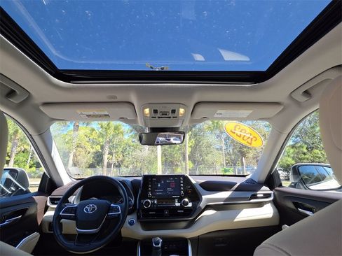 Certified 2022 Toyota Highlander XLE image 4