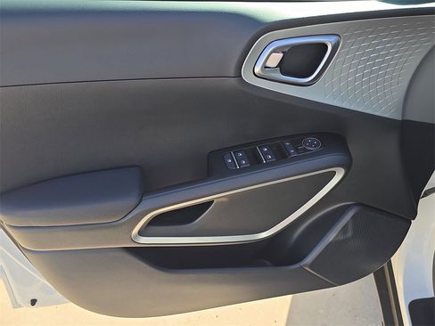 New 2025 Kia Soul LX image 18