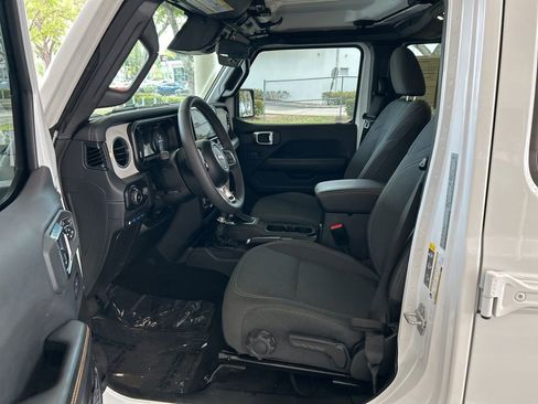 Used 2025 Jeep Wrangler Unlimited Sahara image 5