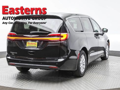 Used 2023 Chrysler Pacifica Touring-L FWD image 5