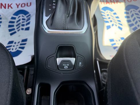 Used 2019 Jeep Renegade Latitude FWD image 17