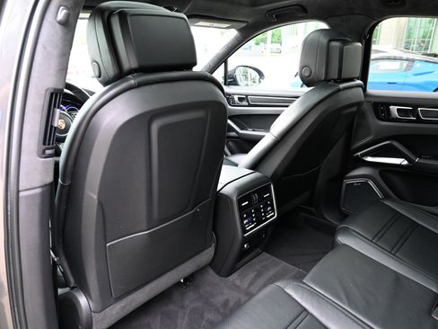 Used 2021 Porsche Cayenne Turbo AWD/4WD image 37