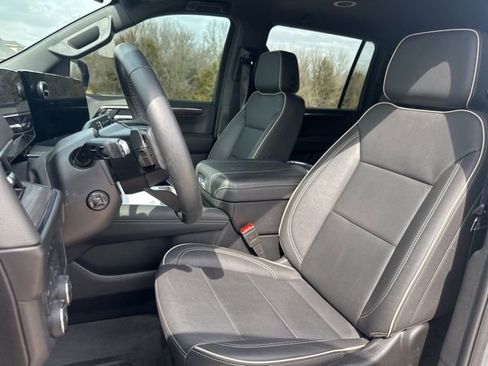 Used 2025 Chevrolet Suburban Premier image 9