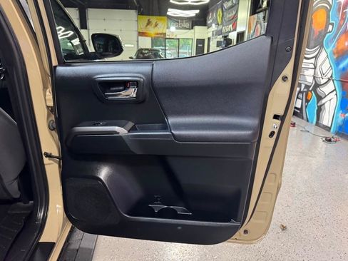 Used 2017 Toyota Tacoma TRD Sport AWD/4WD image 16