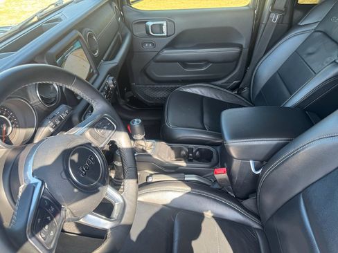 Used 2018 Jeep Wrangler Unlimited Sahara image 16