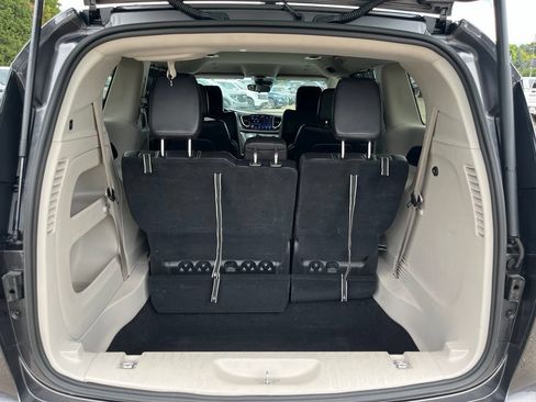 Used 2023 Chrysler Pacifica Touring-L FWD image 10