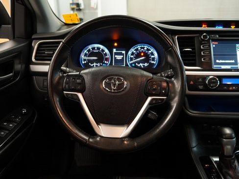 Used 2019 Toyota Highlander SE image 15