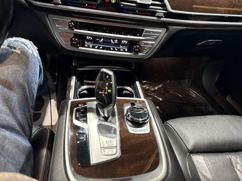 Used 2019 BMW 750i image 22