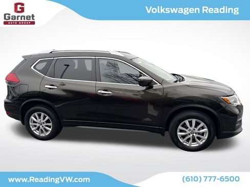 Used 2017 Nissan Rogue SV w/ SV Premium Package image 2