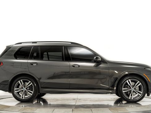 Used 2025 BMW X7 M60i image 44