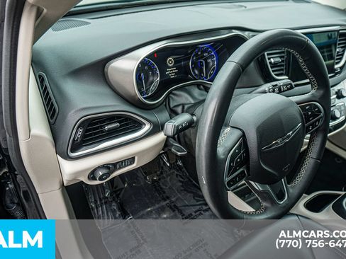Used 2023 Chrysler Pacifica Touring-L FWD image 37