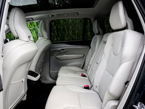 Used 2022 Volvo XC90 T5 Momentum w/ Climate Package AWD/4WD image 8