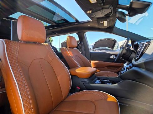 New 2026 Chrysler Pacifica Pinnacle image 12