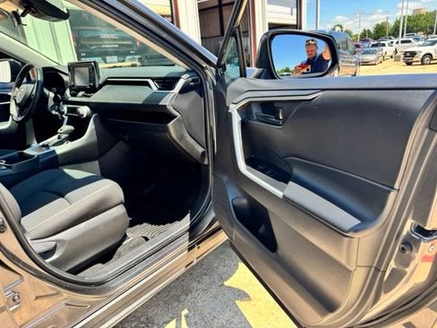 Used 2022 Toyota RAV4 LE AWD/4WD image 25