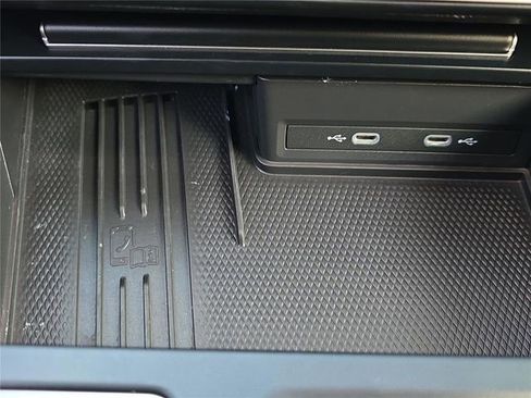 Used 2025 Volkswagen Atlas SE FWD image 17