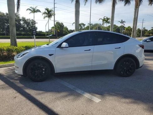 Used 2024 Tesla Model Y Long Range RWD image 2