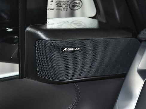 Used 2025 Land Rover Range Rover SE image 40