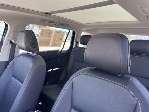 Used 2023 Volkswagen Tiguan SE w/ Panoramic Sunroof Package FWD image 21