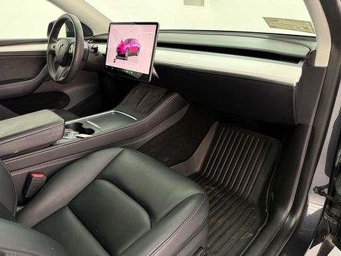 Used 2024 Tesla Model Y 2WD image 18
