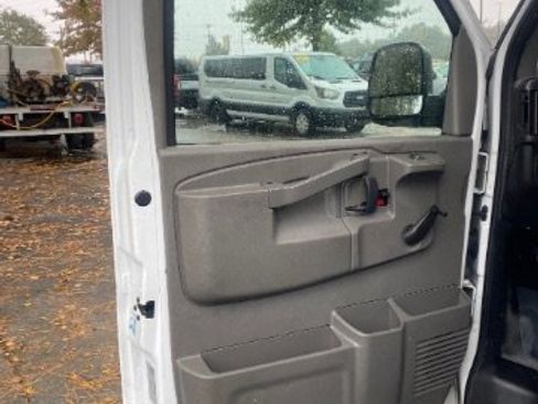 Used 2018 Chevrolet Express 2500 image 19
