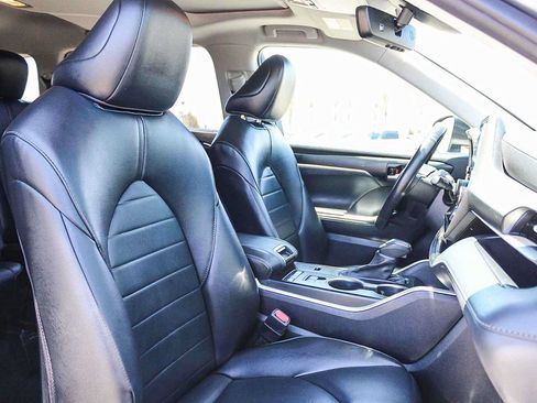 Used 2022 Toyota Highlander XLE FWD image 16