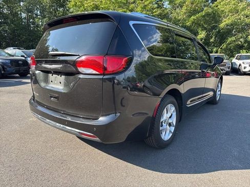 Used 2017 Chrysler Pacifica Touring-L Plus w/ Tire & Wheel Group FWD image 5