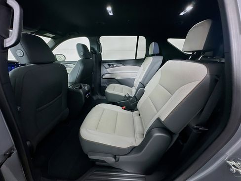 Used 2025 Chevrolet Traverse LT image 28