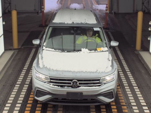 Used 2023 Volkswagen Tiguan SE image 25