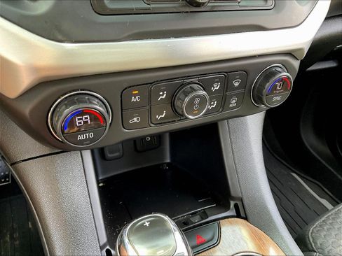 Used 2019 GMC Acadia SLE FWD image 15
