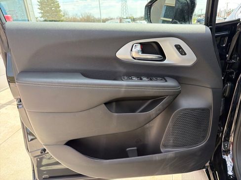 Used 2026 Chrysler Pacifica Limited image 10