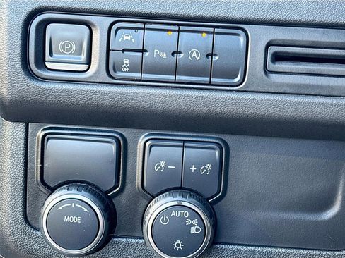 Used 2023 Chevrolet Suburban Premier image 10