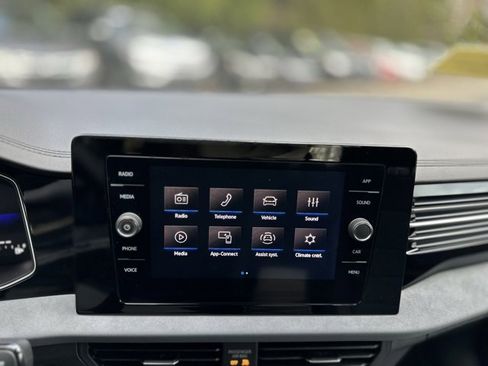 Used 2025 Volkswagen Jetta SE image 12