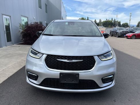 Used 2024 Chrysler Pacifica Touring-L FWD image 7