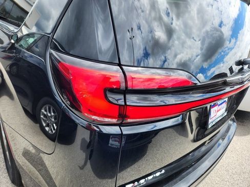 New 2025 Chrysler Pacifica Select image 5