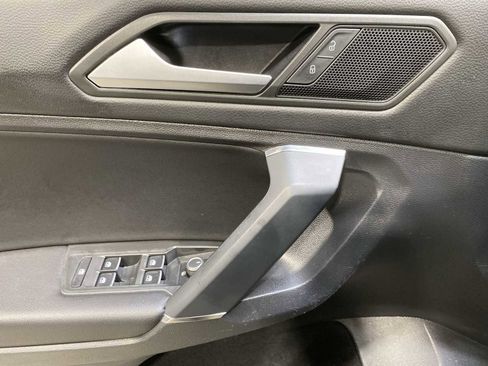 Used 2020 Volkswagen Tiguan SE w/ Panoramic Sunroof Package image 23