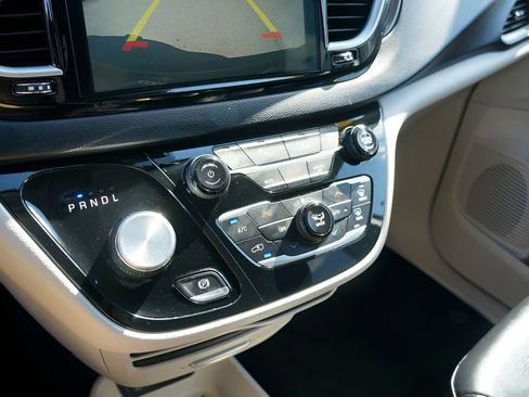 Used 2024 Chrysler Pacifica Touring-L FWD image 26
