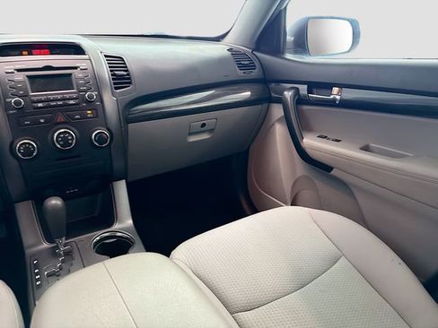 Used 2013 Kia Sorento LX image 18