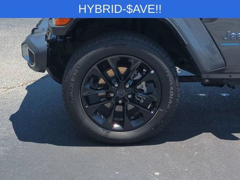 Used 2025 Jeep Wrangler Unlimited Sahara w/ Safety Group AWD/4WD image 10
