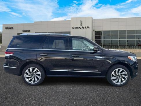 Used 2023 Lincoln Navigator Reserve RWD image 2