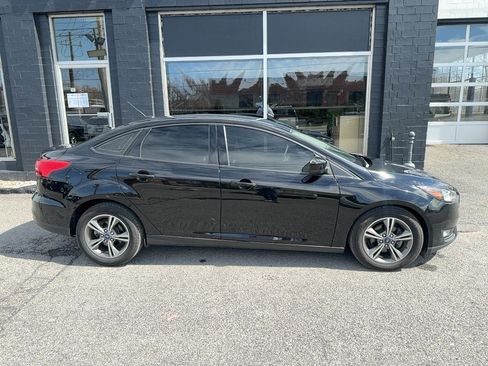 Used 2018 Ford Focus SE w/ SE Appearance Package image 8