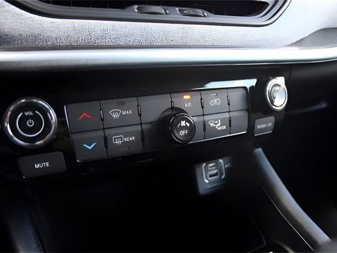 Used 2022 Jeep Compass Latitude image 25